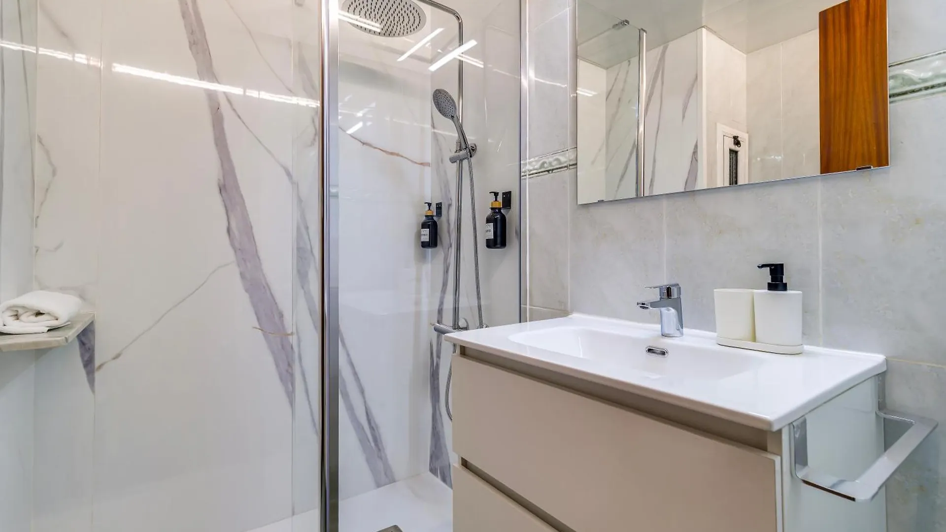 Spacious 4 Bedroom Apartment Fira Bcn & Camp Nou Barselona 0*,