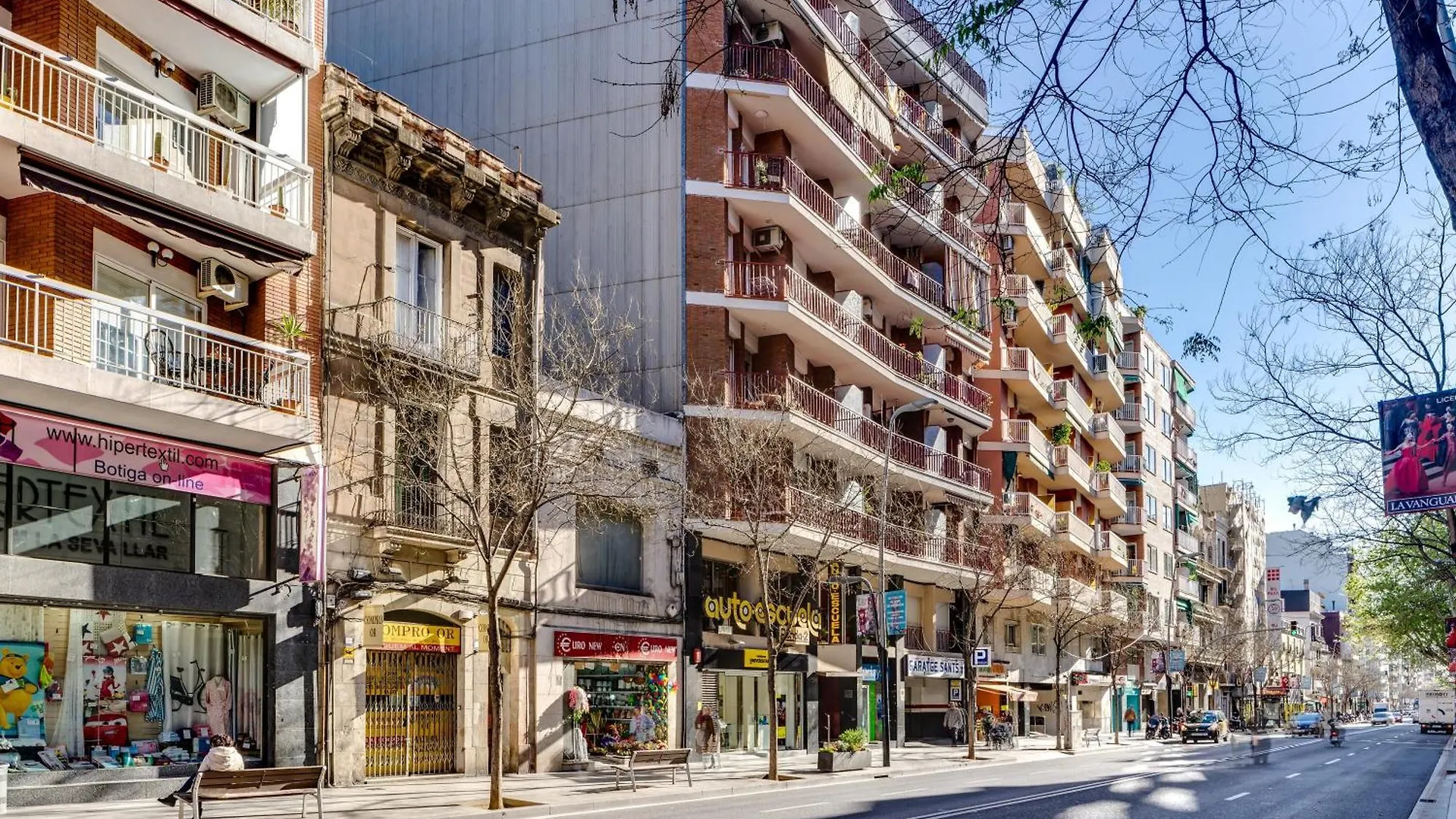 Spacious 4 Bedroom Apartment Fira Bcn & Camp Nou Barselona