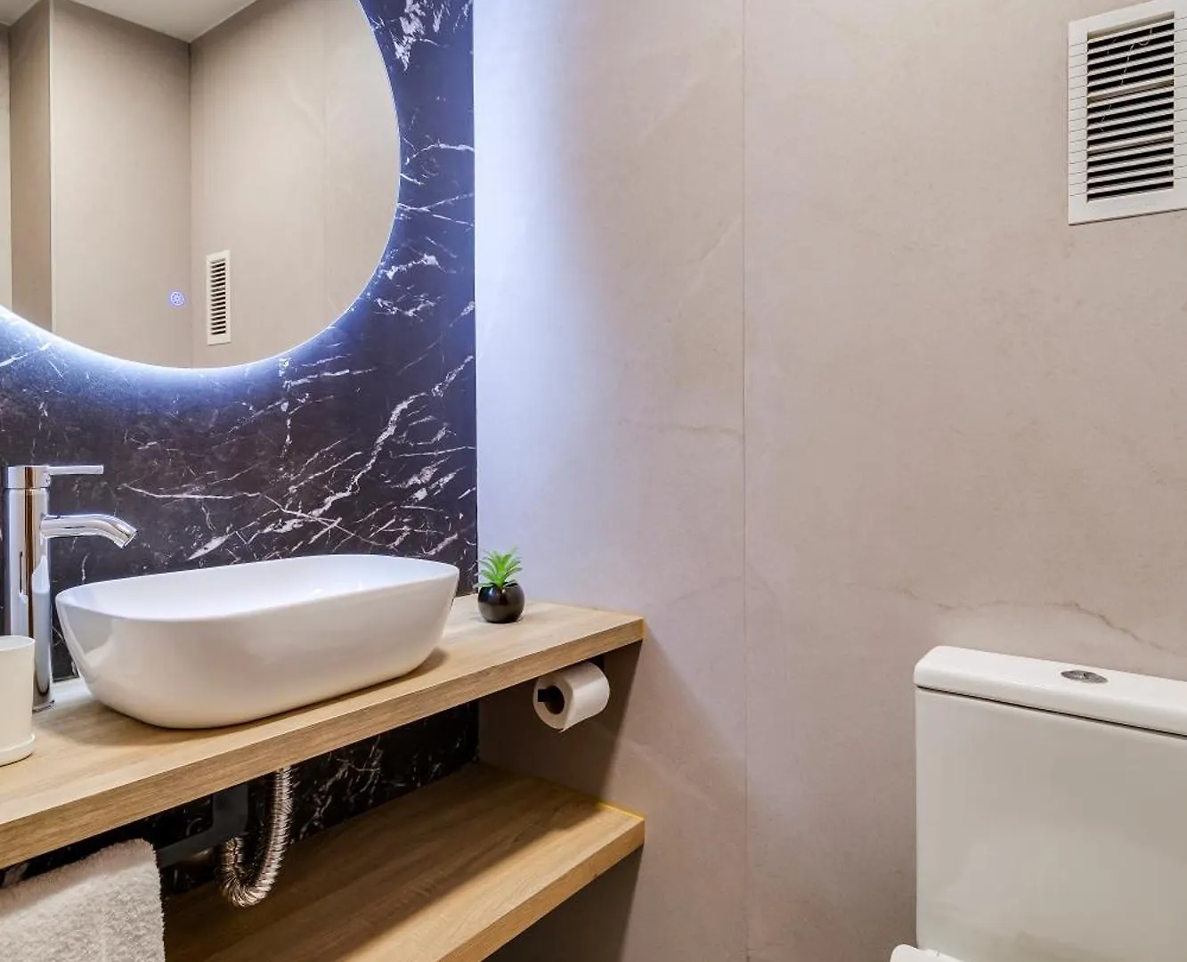Spacious 4 Bedroom Apartment Fira Bcn & Camp Nou Barselona İspanya