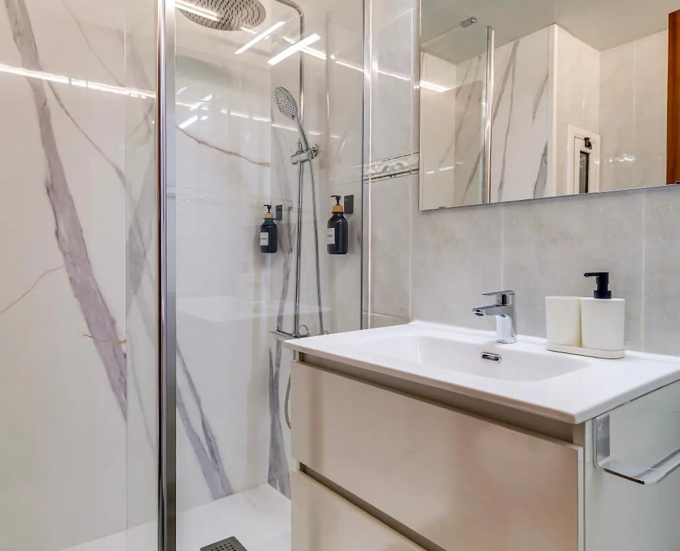Spacious 4 Bedroom Apartment Fira Bcn & Camp Nou Barselona