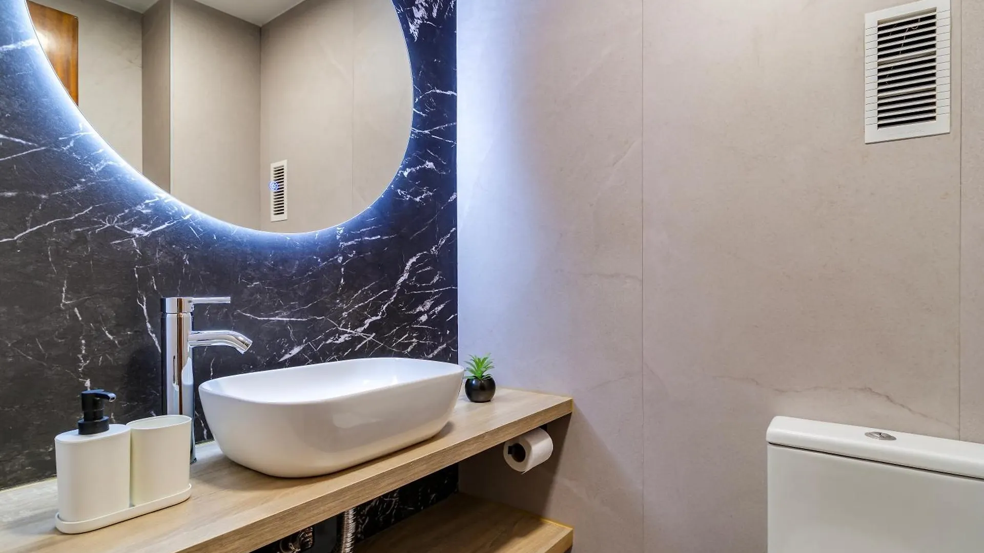 Spacious 4 Bedroom Apartment Fira Bcn & Camp Nou Barselona