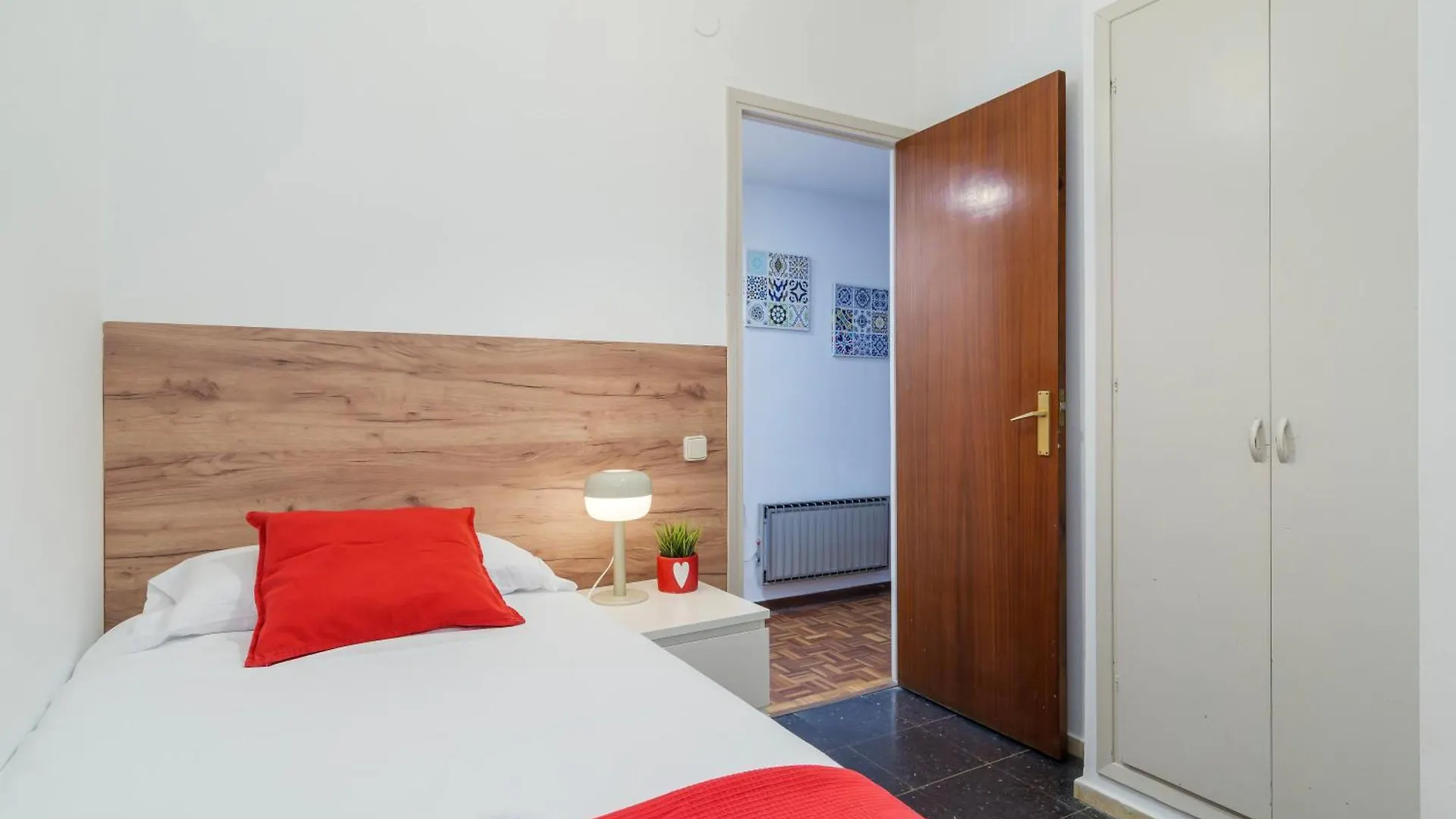Spacious 4 Bedroom Apartment Fira Bcn & Camp Nou Barselona İspanya
