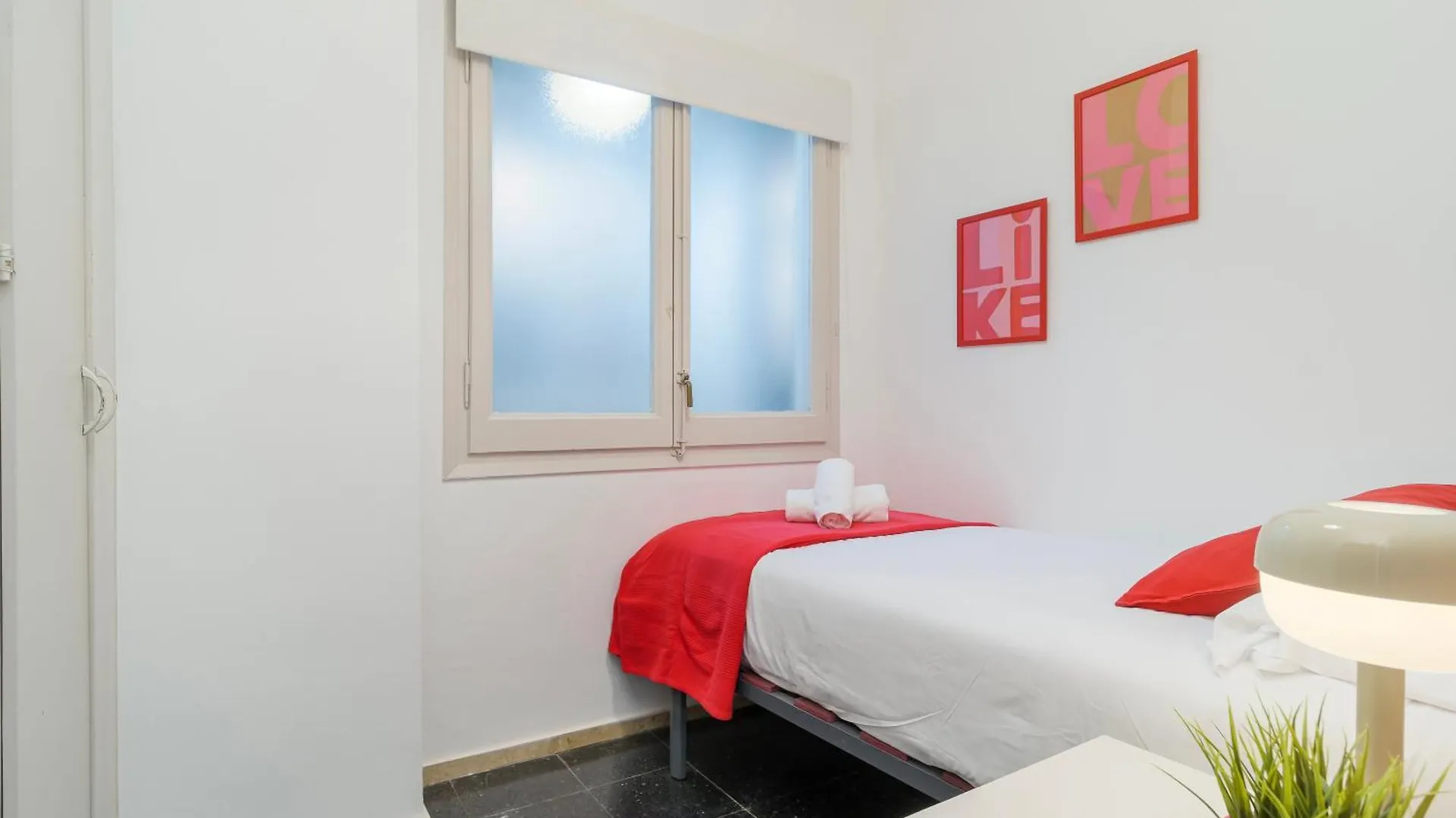 Spacious 4 Bedroom Apartment Fira Bcn & Camp Nou Barselona