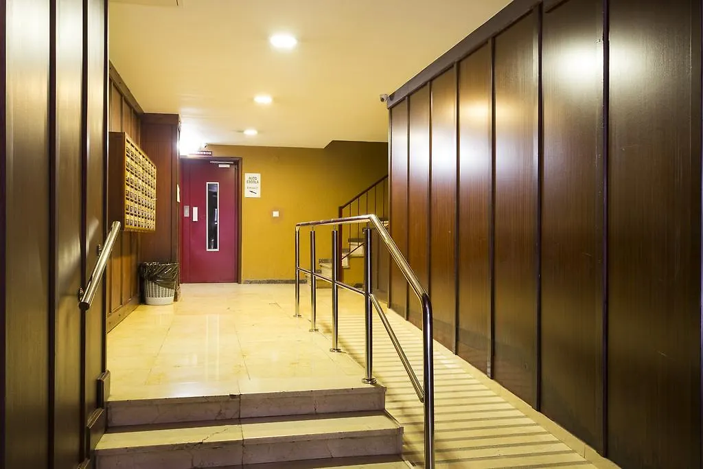 Spacious 4 Bedroom Apartment Fira Bcn & Camp Nou Barselona