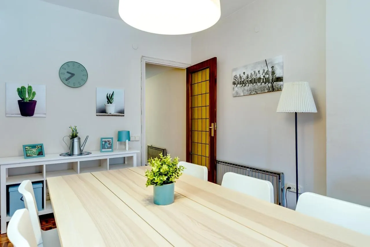 Spacious 4 Bedroom Apartment Fira Bcn & Camp Nou Barselona 0*,  İspanya