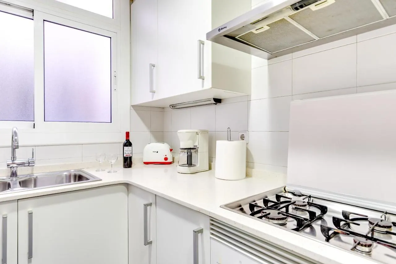 Spacious 4 Bedroom Apartment Fira Bcn & Camp Nou Barselona