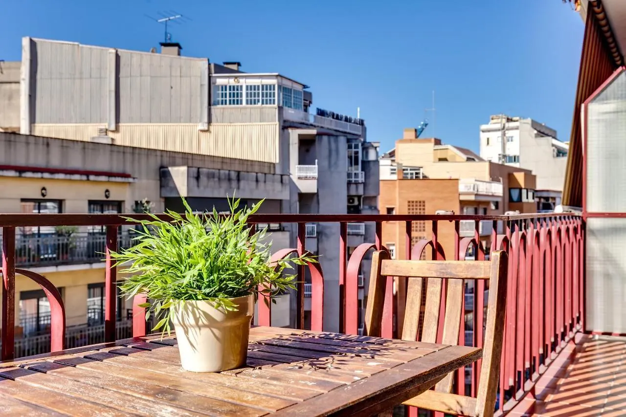 Spacious 4 Bedroom Apartment Fira Bcn & Camp Nou Barselona