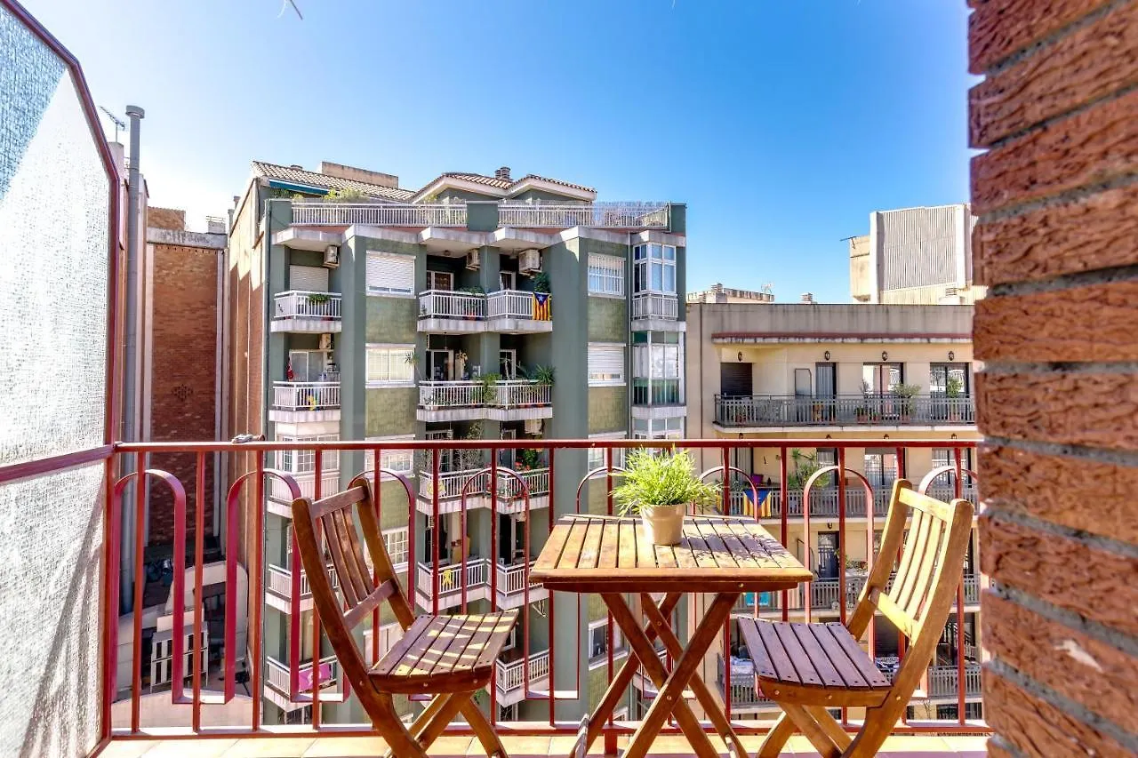Spacious 4 Bedroom Apartment Fira Bcn & Camp Nou Barselona