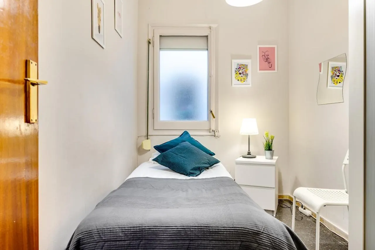 Spacious 4 Bedroom Apartment Fira Bcn & Camp Nou Barselona İspanya
