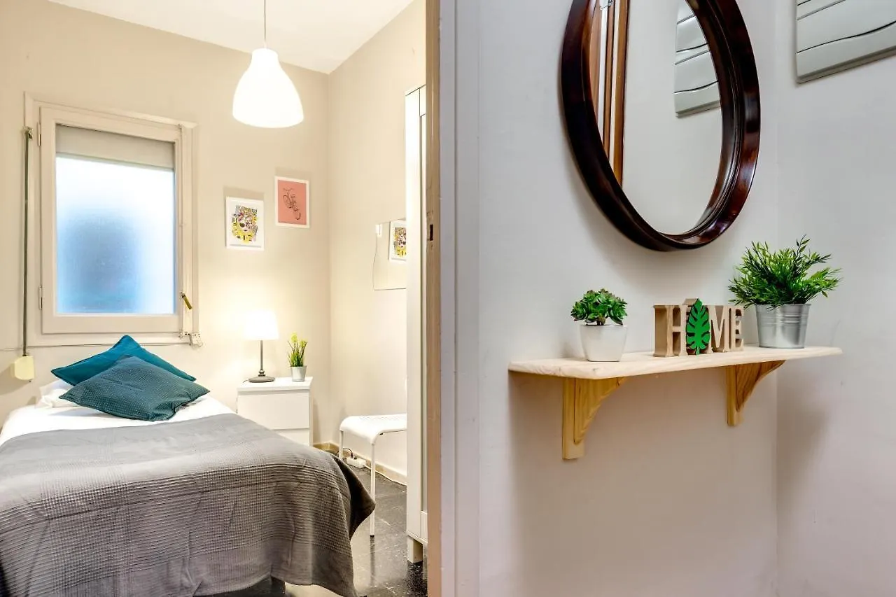 Spacious 4 Bedroom Apartment Fira Bcn & Camp Nou Barselona